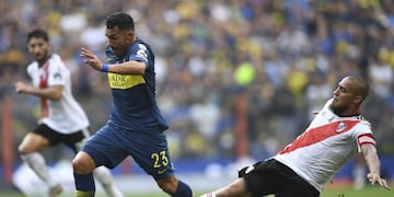 Boca Juniors' Carlos Tevez (L) drives the ball past River Plate's Jonatan Maidana during the first leg match of their all-Argentine Copa Libertadores final, at La Bombonera stadium in Buenos Aires, on November 11, 2018\u002E (Photo by Eitan ABRAMOVICH / AFP) cancha boca juniors carlos tevez futbol copa libertadores 2018 partido final futbol copa libertadores primer partido final futbolistas boca juniors river plate