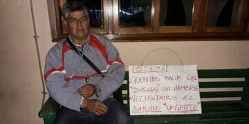 El empleado que se encadenó en la puerta de la Municipalidad\u002E Dicen que la situación es insostenible\u002E