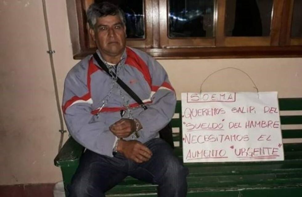 Los trabajadores municipales de Andalgalá reclaman un aumento salarial y un empleado se encadenó
