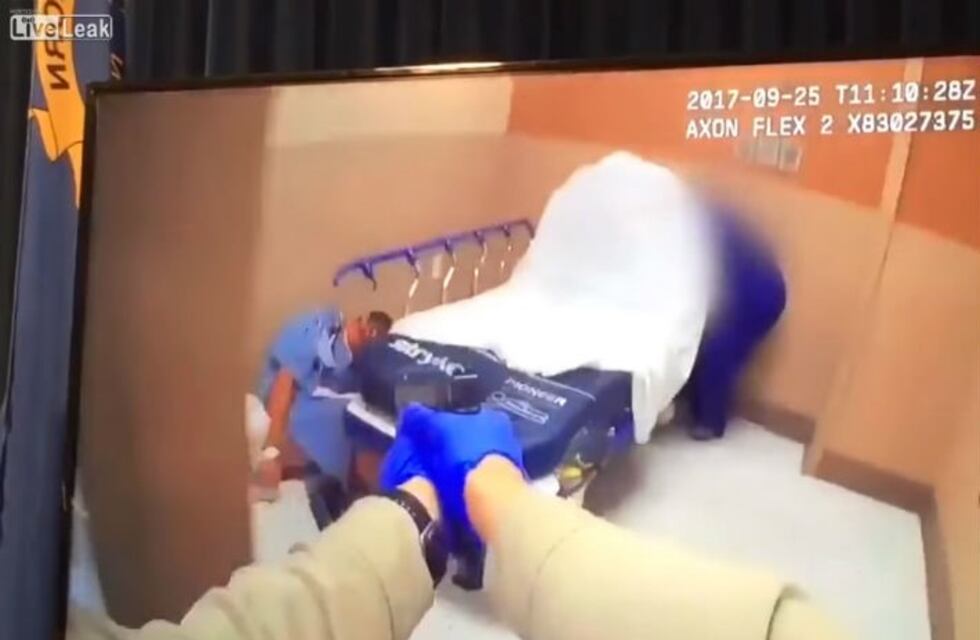 Impactántes imágenes: un policía le dispara y mata a un hombre en un hospital