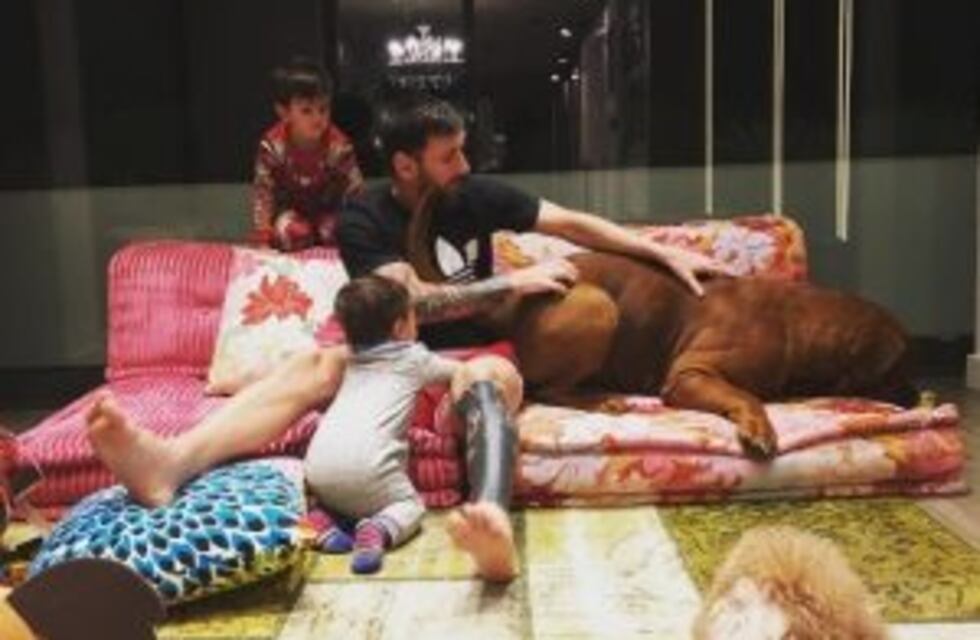 Messi y sus hijos, custodiados por sus mascotas