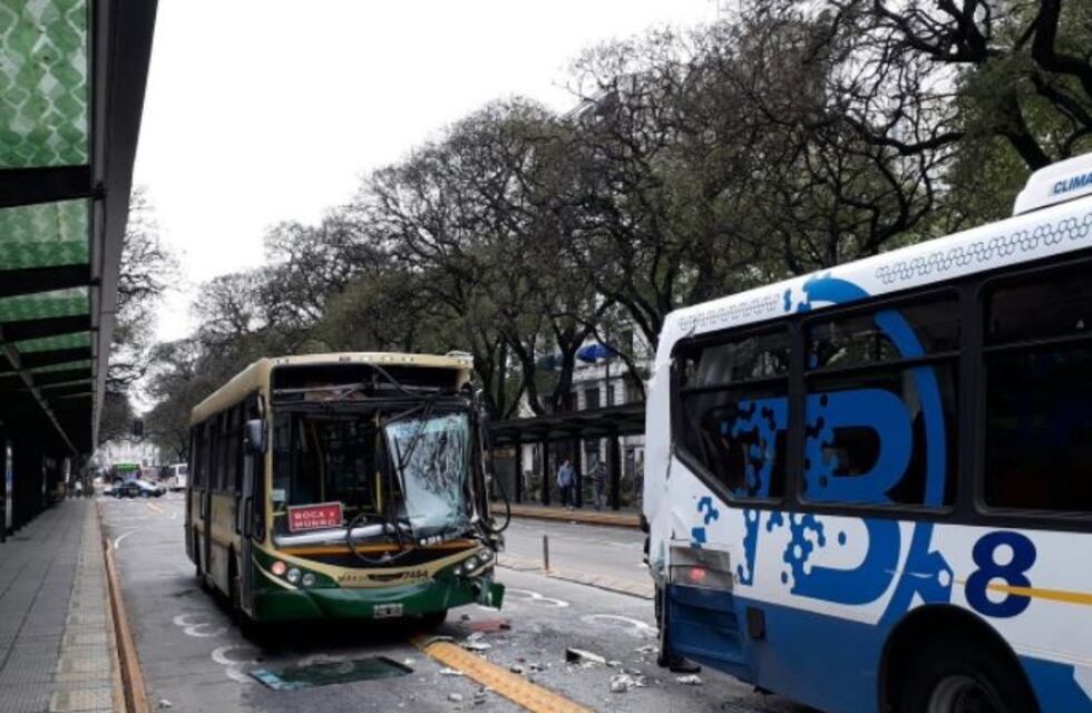 Nueve heridos leves tras el choque de dos colectivos en el barrio de San Telmo