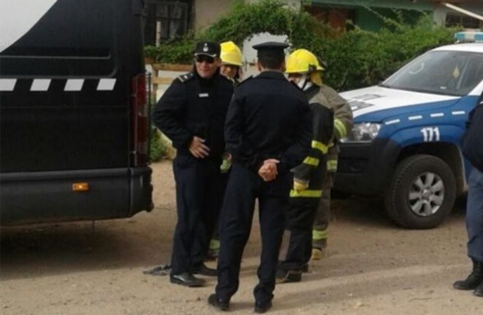 La Policía de Cutral Co allanó una casa equivocada y le apuntaron con un arma a una mujer y a su bebé