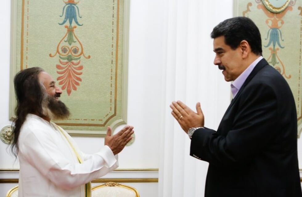 Nicolás Maduro contrató al gurú de la India Ravi Shankar para mediar en el diálogo con la oposición