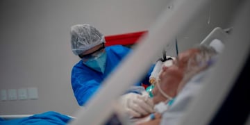 A health professional takes care of a patient at the Intensive Care Unit (ICU) ward where patients infected with the novel coronavirus, COVID-19, are being treated at the Doctor Ernesto Che Guevara Public Hospital in Marica city, state of Rio de Janeiro, Brazil, on June 5, 2020\u002E (Photo by Mauro Pimentel / AFP) casos del dia