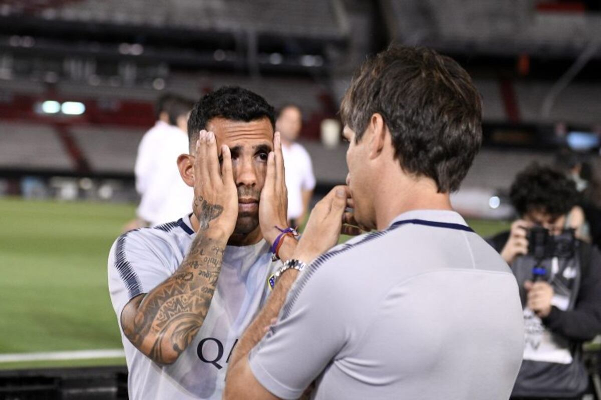 AME9973\u002E BUENOS AIRES (ARGENTINA), 24/11/2018\u002E- El jugador del Boca Carlos Tevezluego de la suspensión del partido de la final de la Copa Libertadores entre River Plate y Boca Juniors hoy en el estadio Monumental en Buenos Aires (Argentina)\u002E La final de la Copa Libertadores que debía definirse este sábado ha sido aplazada para el domingo a las 17\u002E00 horas (20\u002E00 GMT)\u002E EFE/ Matias Napoli