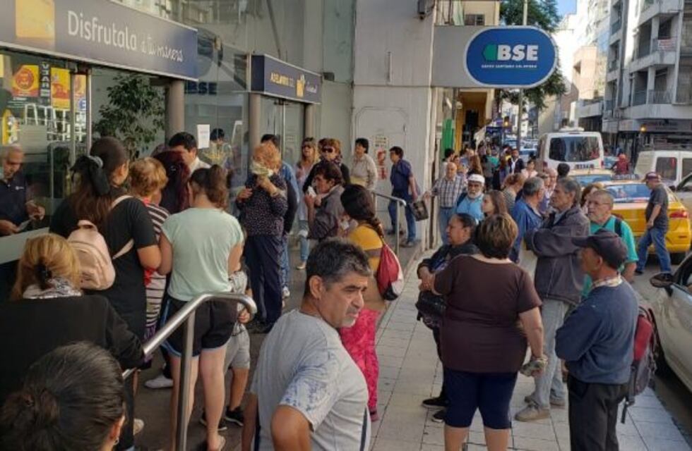 Largas colas en bancos de Córdoba pese al "distanciamiento social" por coronavirus