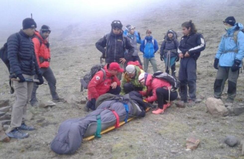 Un hombre cayó por un cerro de Vallecitos y debió ser rescatado