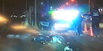 Accidente fatal ocurrido en la zona de Villa Retiro, Córdoba, con un motociclista muerto\u002E (Captura El Doce TV)