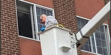 abuelo sube a una grua para ver a su esposa