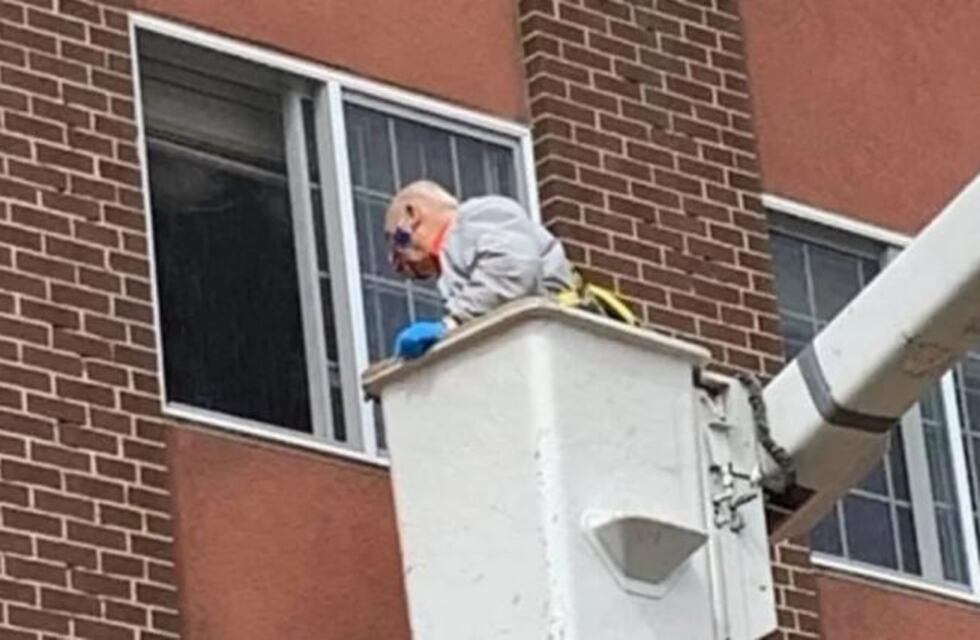 Romeo y Julieta versión cuarentena: anciano subió a una grúa para ver a su esposa