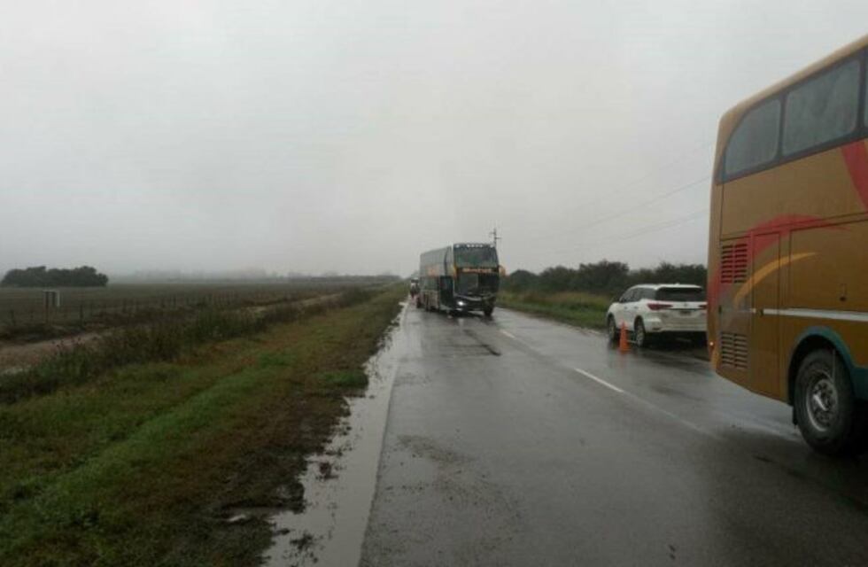 Dos muertos tras un accidente de tránsito entre un colectivo y dos utilitarios en Ruta 9 Norte