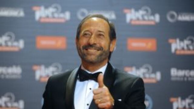 Argentinian actor Guillermo Francella gives the thumb up as he arrives for the Platino Ibero-American Film Awards in Punta del Este, Uruguay on July 24, 2016.  / AFP PHOTO / MIGUEL ROJOrnrnrnLos ganadores de los Premios Platino del Cine Iberoamericano punta del este uruguay guillermo francella Premios Platino 2016 actor llegada de los premios Premios Platino del Cine Iberoamericano