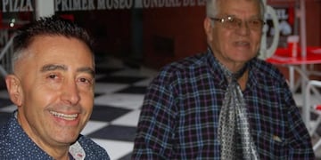 Pedro Iudicello, propietario de la pizzería, y un invitado ilustre, el Daniel\u002E Todos para dar una mano al padre Oberlín\u002E