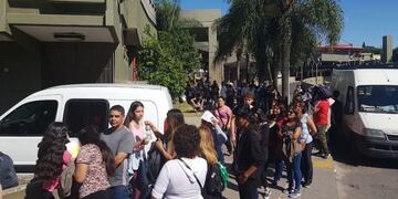 Interminables colas para activar las tarjetas del Boleto Educativo Gratuito en la vieja Terminal de Ómnibus de Córdoba\u002E