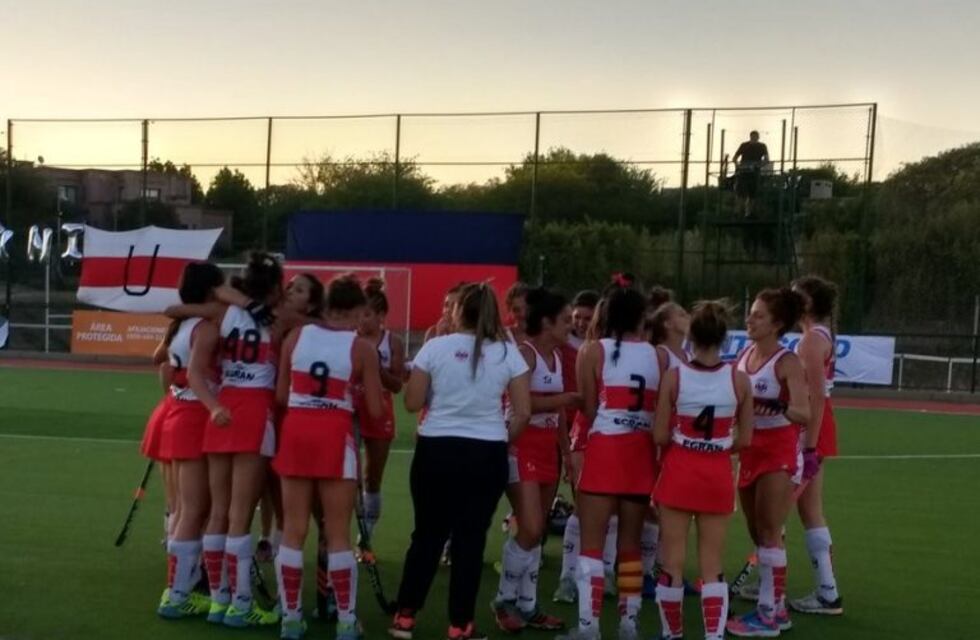 La U goleó en la primera final del hockey cordobés