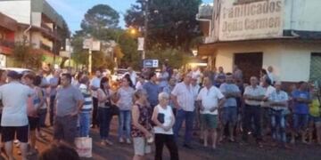 La manifestación reunió a más de 100 vecinos de Montecarlo\u002E