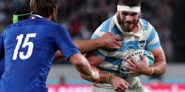 (FILES) In this file photo taken on September 21, 2019 Argentina's flanker Marcos Kremer (R) runs with the ball past France's full back Maxime Medard during the Japan 2019 Rugby World Cup Pool C match between France and Argentina at the Tokyo Stadium in Tokyo on September 21, 2019\u002E - Argentina international forward Marcos Kremer has signed a three-year deal with Stade Francais until 2023, the Top 14 club announced on June 30, 2020\u002E The 22-year-old lock/backrower has been capped 28 times by Los Pumas, as the Argentine national team is known\u002E (Photo by Behrouz MEHRI / AFP)