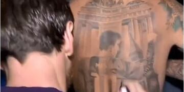 Messi le autografió el tatuaje a un fan del Barcelona (capturas)