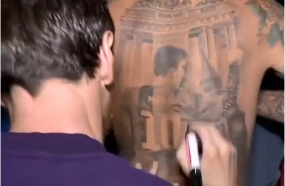 Puso la firma: Messi le autografió el tatuaje a un hincha del Barcelona