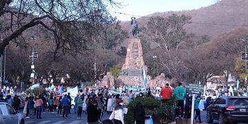 Salta se sumó al 17 A con una masiva marcha en el Monumento a Güemes