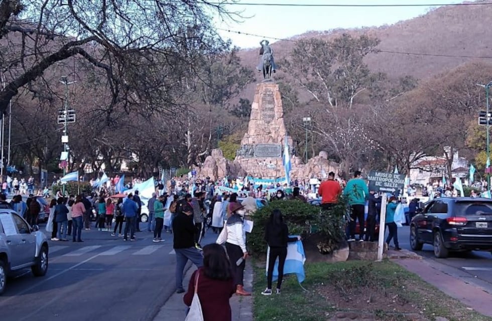Salta se sumó al 17A con una masiva marcha en el Monumento a Güemes