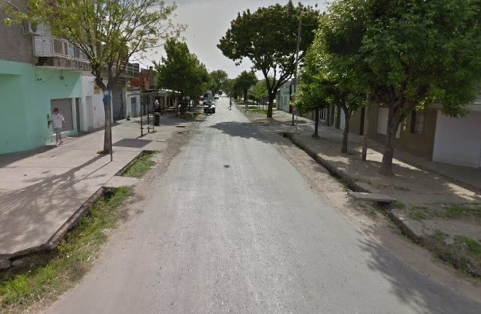 Amenazó a su vecino con un machete y le rompió el parabrisas de su auto con un adoquín