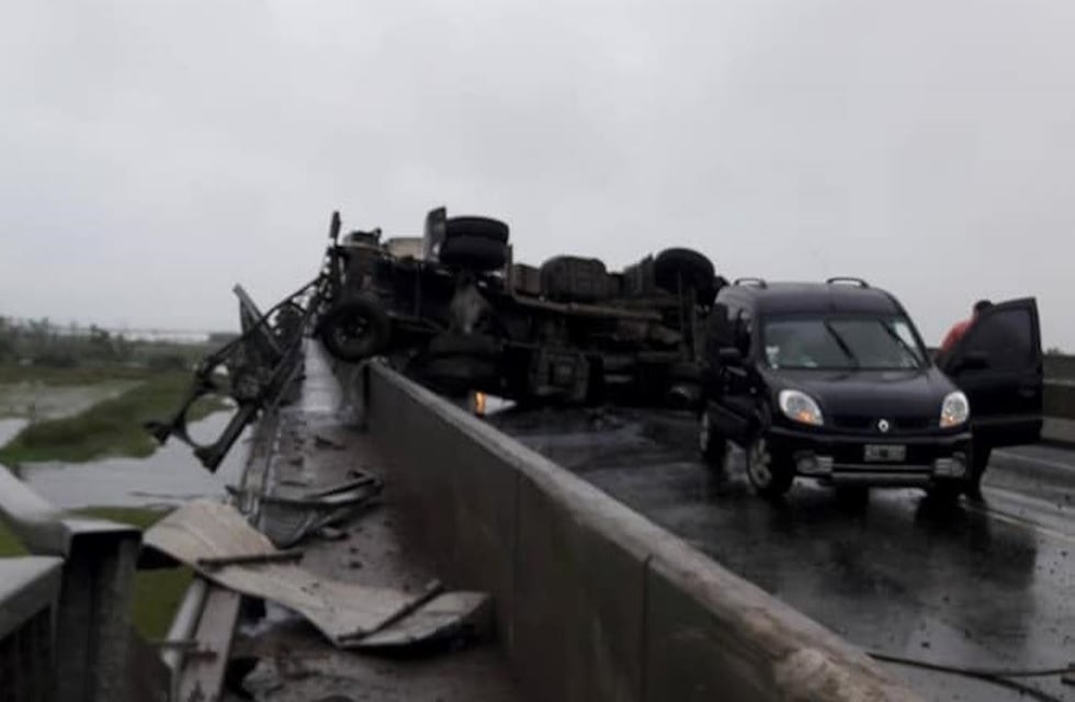 Cortaron el puente Rosario-Victoria por el espectacular vuelco de un camión