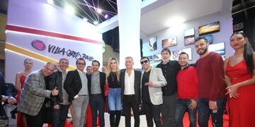 Esteban Avilés junto a los artistas