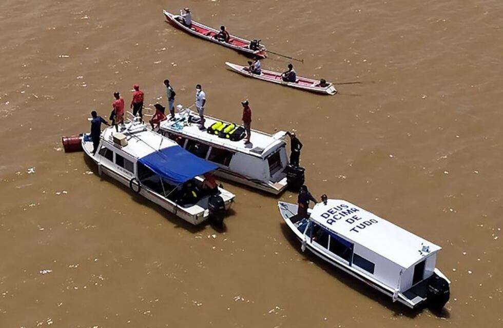 Al menos 18 muertos y 22 desaparecidos tras el hundimiento de un barco en Brasil