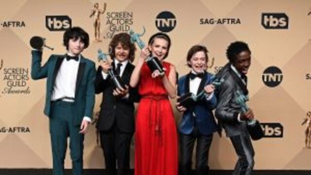clarin.com Premio del Sindicato de Actores de Hollywood SAG rnLOS ANGELES, CA - JANUARY 29: (L-R) Actors Finn Wolfhard, Gaten Matarazzo, Millie Bobby Brown, Noah Schnapp, and Caleb McLaughlin, co-recipients of the Outstanding Performance by an Ensemble in