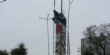 La policía y los bomberos bajaron a un hombre que estaba sobre una escultura de 15 metros\u002E (Web)\u002E