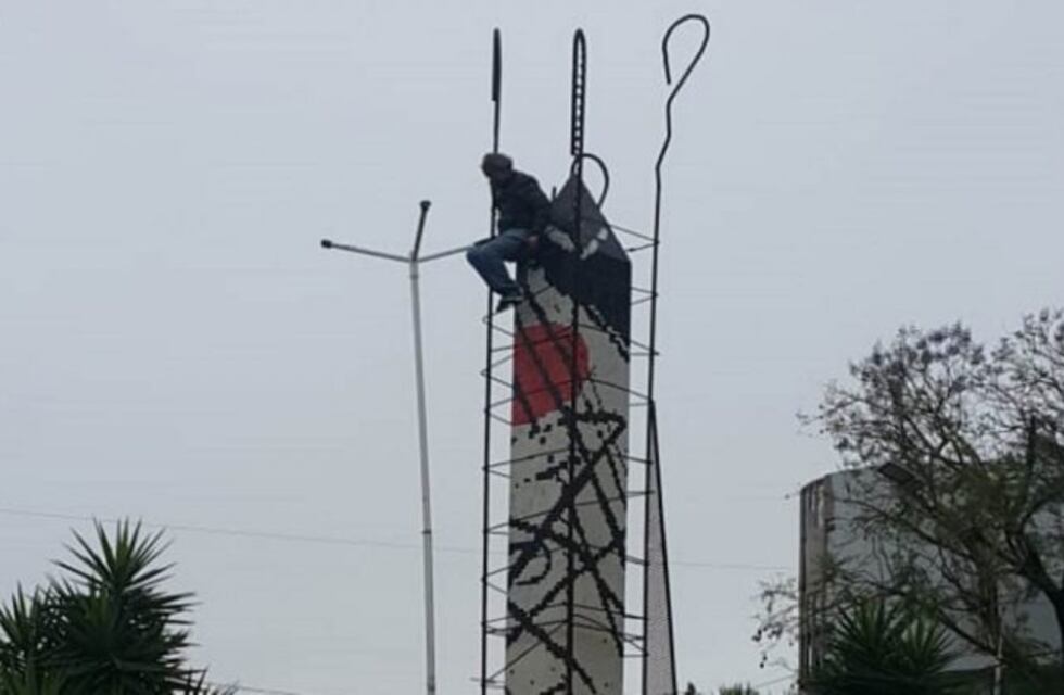 La policía y los bomberos bajaron a un hombre que estaba sobre una escultura de 15 metros