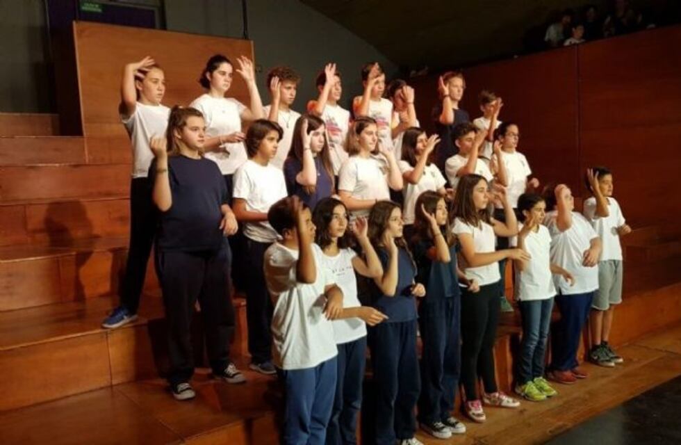 Egresaron los primeros alumnos del país con lengua de señas como segundo idioma
