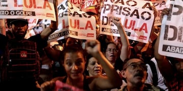 Simpatizantes del expresidente brasileño Luiz Inácio Lula da Silva se manifiestan a las puertas del sindicato de los metalúrgicos hoy, jueves 5 de abril de 2018, en Sao Bernardo do Campo (Brasil)\u002E Lula se recluyó hoy en la sede del sindicato metalúrgico en Sao Bernando do Campo, donde se forjó como dirigente, arropado por Dilma Rousseff y otros miembros del Partido de los Trabajadores (PT)\u002E EFE/Fernando Bizerra Jr\u002E