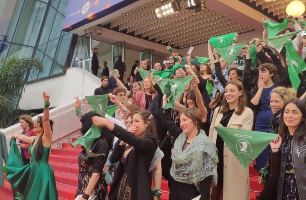 Los pañuelos verdes tomaron la alfombra roja de Cannes antes de la proyección de "Que sea ley"
