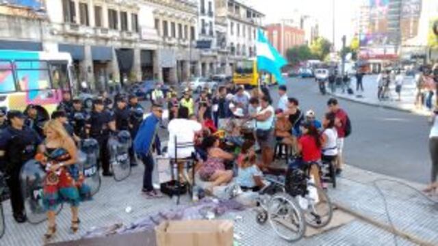 DYN01, BUENOS AIRES, 12/01/2017, UN PEQUEu00d1O GRUPO DE MANTEROS PERMANECE PROTESTANDO EN EL BARRIO DE ONCE. FOTO:DYN/ALBERTO RAGGIO