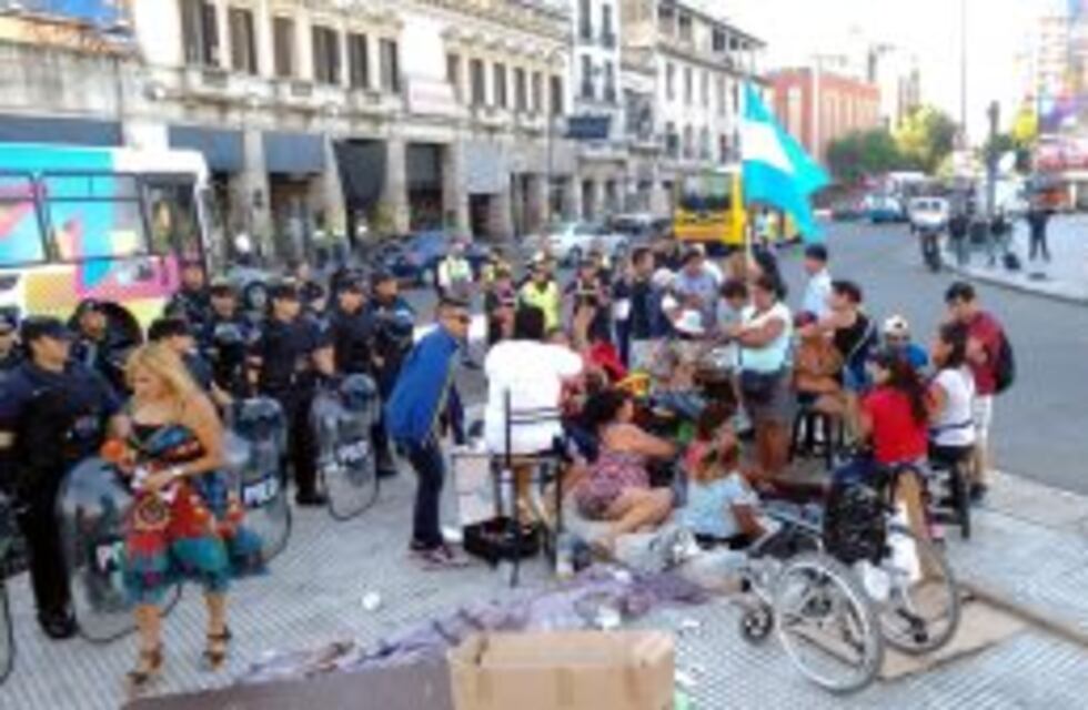 Un grupo de manteros se encadenó en Plaza Miserere para pedir trabajo