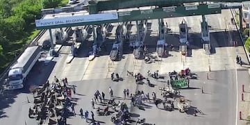 Organizaciones sociales y sindicatos cortaron el puente Gral\u002E Belgrano en reclamo de mejoras salariales\u002E