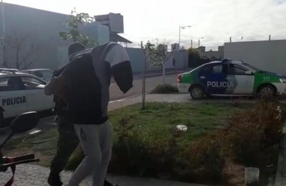 Bahía: fue detenido en un allanamiento y la justicia lo liberó por tener COVID-19