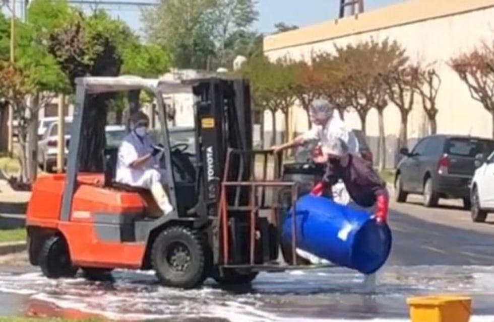 Vecinos denuncian que un frigorífico tiró desechos en plena calle