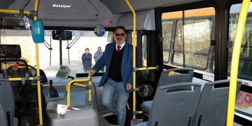 El intendente Jorge asciende a un colectivo, en San Salvador de Jujuy