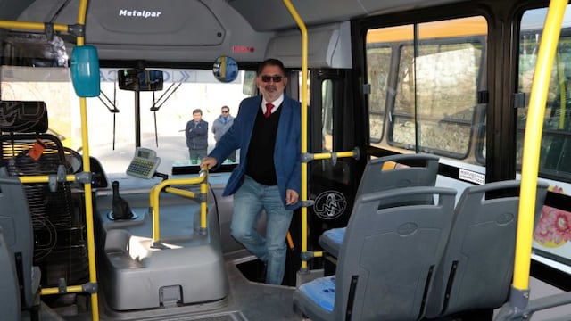 El intendente Jorge asciende a un colectivo, en San Salvador de Jujuy