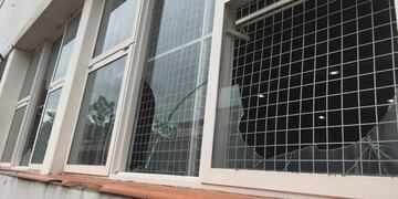 Vidrios rotos de una escuela\u002E