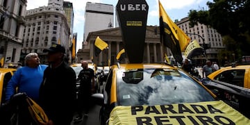 -FOTODELDÍA- AME9335\u002E BUENOS ARIES (ARGENTINA), 11/04/2019\u002E- Vista de una protesta convocada este jueves por organizaciones de taxistas contra Uber, Cabify y otras plataformas de transporte, en Buenos Aires (Argentina)\u002E EFE/ Juan Ignacio Roncoroni