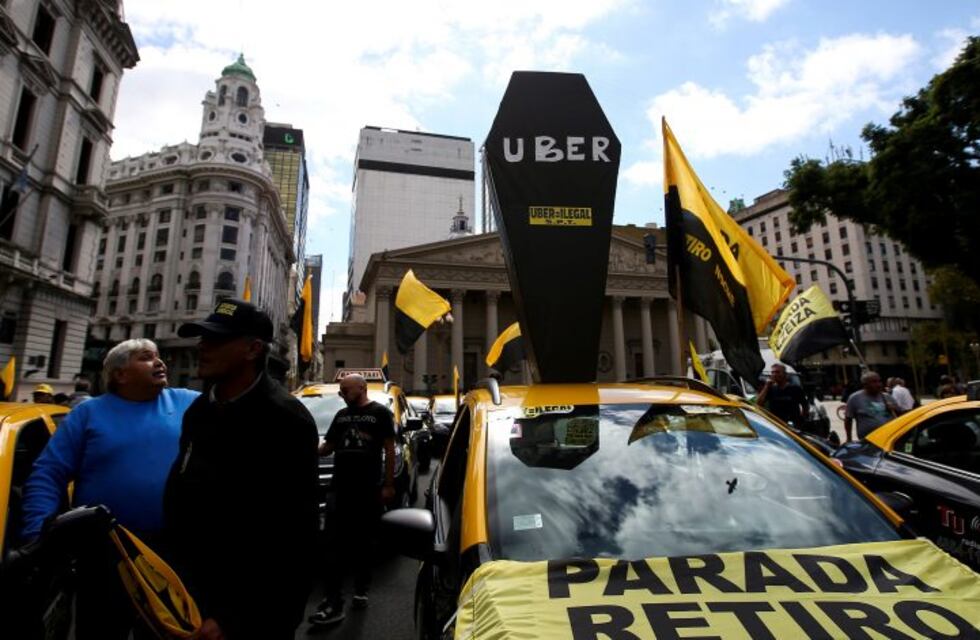 Los taxistas buscan nacionalizar el reclamo contra Uber y Cabify