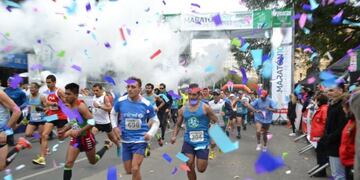 Para festejar\u002E Un nutrido grupo de maratonistas se volcó a las calles cordobesas para el anticipo del aniversario número 445\u002E
