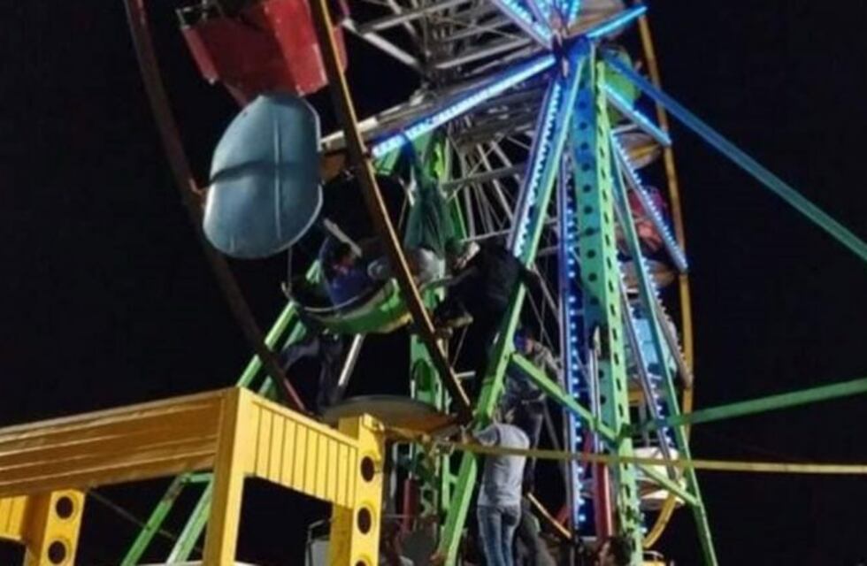 Video: madre e hija quedaron atrapadas en una montaña rusa