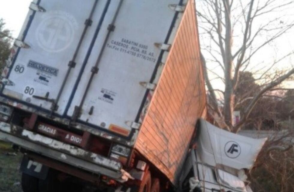Camión chocó un auto que frenó en la banquina y los vecinos robaron su carga de electrodomésticos