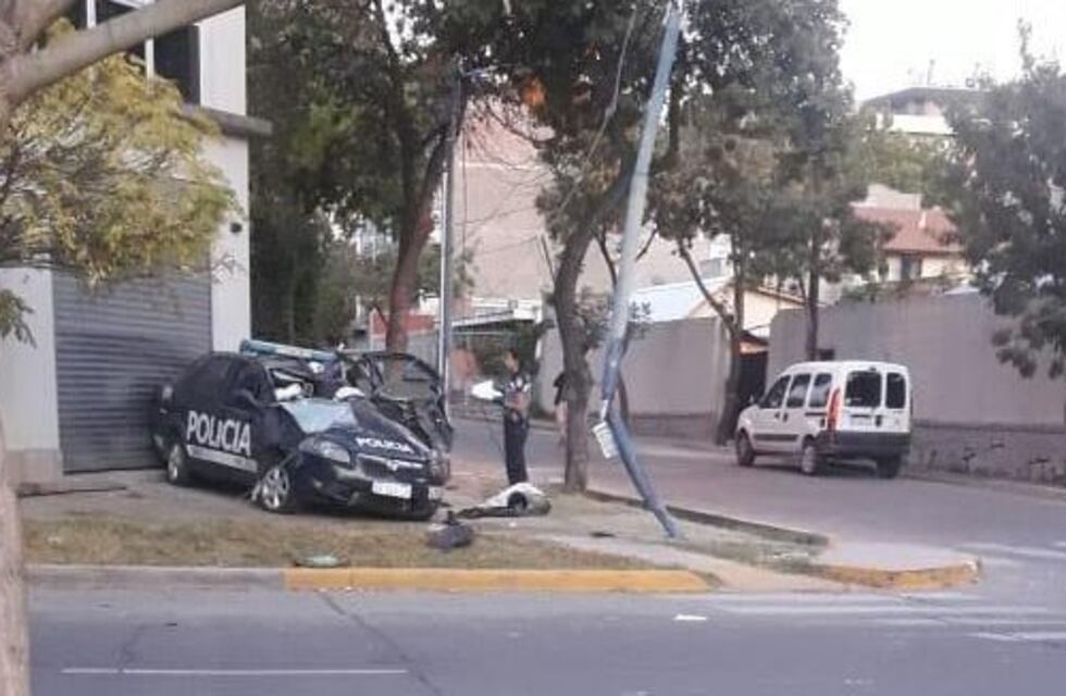 Un policía chocó contra un poste de luz y perdió la vida en Godoy Cruz